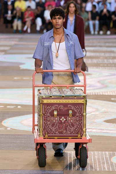 Look 15